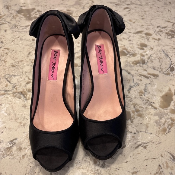 Betsey Johnson Charlie Black Satin Peep Toe Heels  Bow Detail Size 7 - Picture 2 of 5